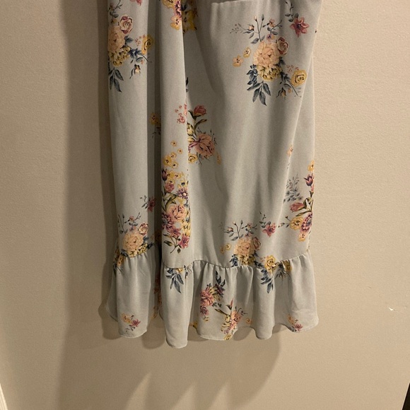 Rewind Floral Ruffle Blouse in Soft Blue - Picture 3 of 3